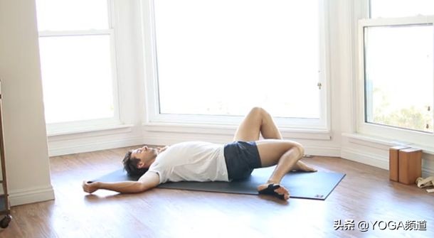 “公狗腰”out了,现在流行的是“鲨鱼线”▷每日一练