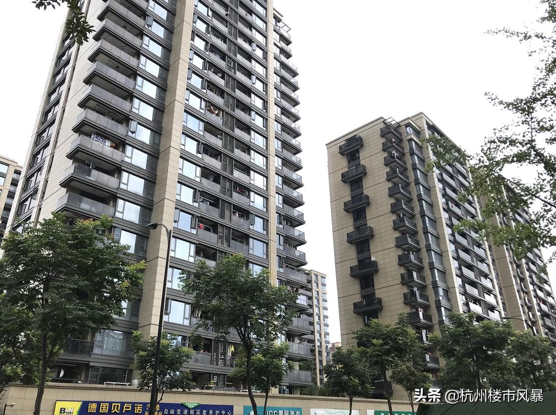 刚领出大证，紫金府已经有二手房挂牌了，单价6万+，会有人接盘吗