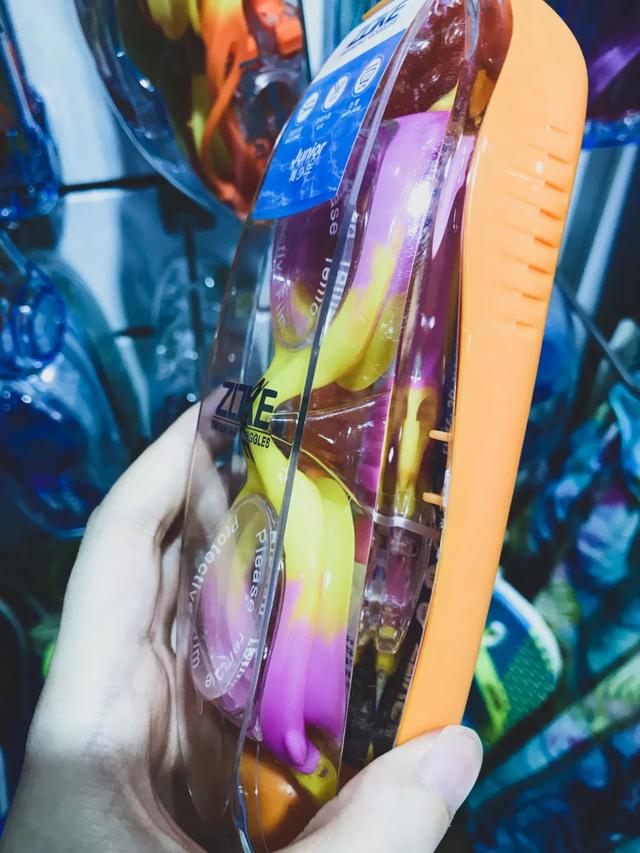 带娃游泳必须戴泳镜吗,儿童学游泳适合戴大框泳镜吗