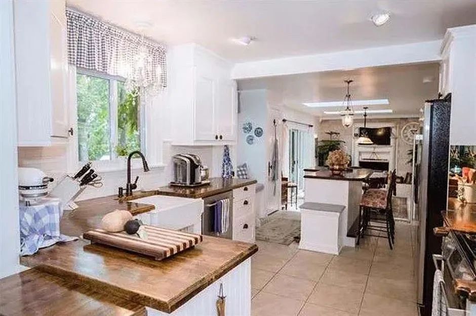 安吉丽娜朱莉麦当娜,安吉丽娜朱莉从小到大