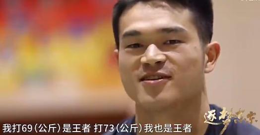 孙颖莎和伊藤美诚台下互动,孙颖莎对伊藤美诚撒娇