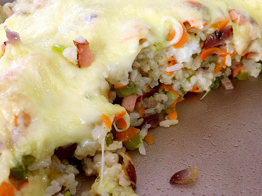 夏天放了一晚的饭酸了还能吃吗,饭酸了热一下还能吃吗