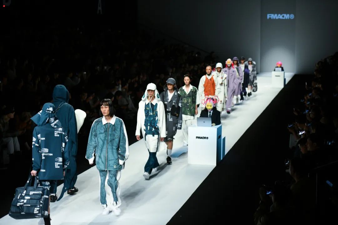 国潮在外国街头,国潮捡垃圾小孩图片