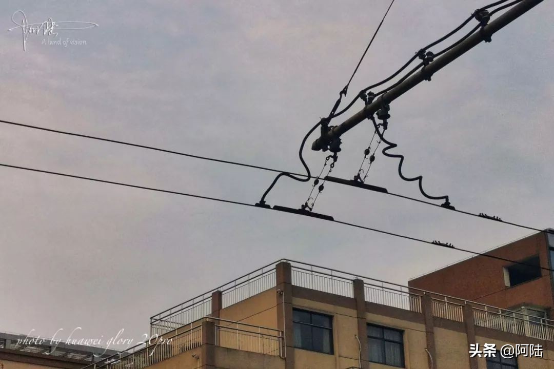 杭州还有带辫子的电车吗,杭州街上电线