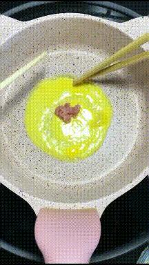 搞笑GIF开心一刻：姑娘你晚上睡觉，你要小心你家这只猫