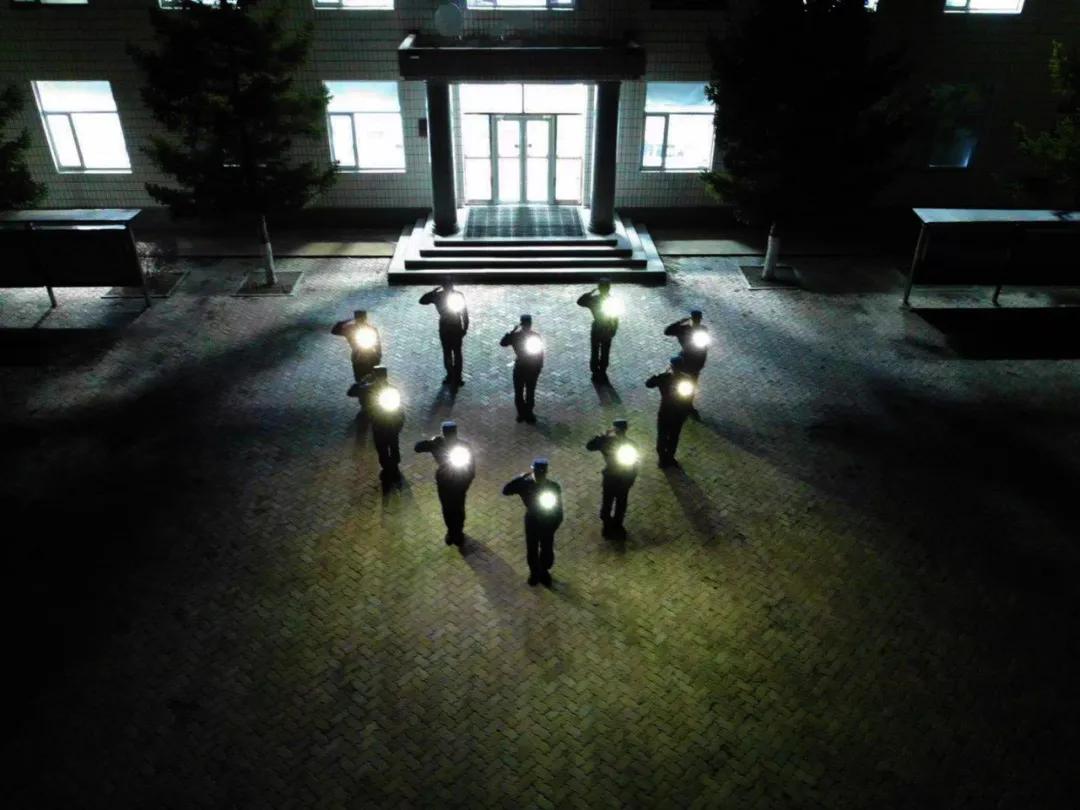 母亲节朗读谁言寸草心,谁言寸草心报得三春晖母亲节