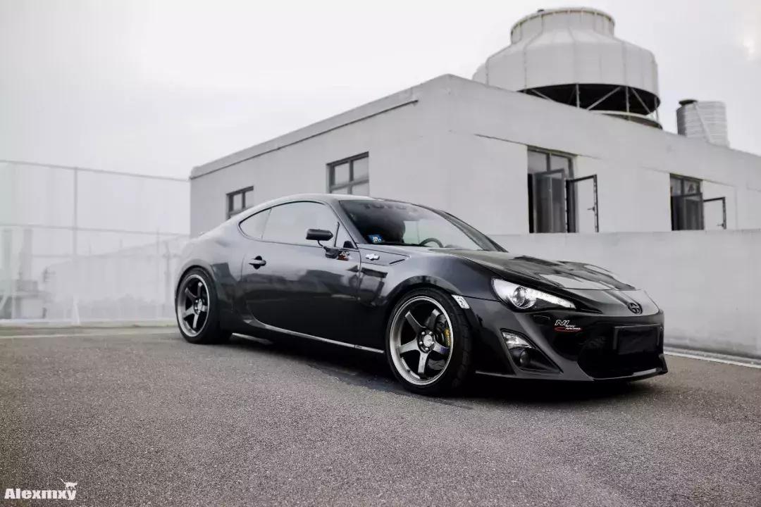 丰田86轮毂装18寸还是17寸好,丰田86加宽体