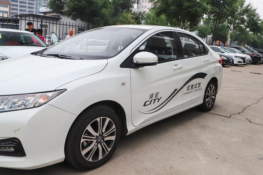 飞度8万左右,新车指导价85800的18款飞度