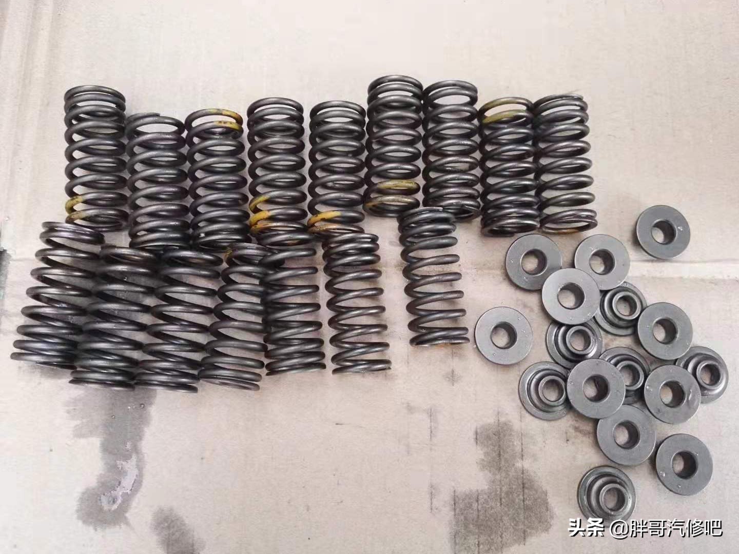 五菱宏光1.2机油少咋回事啊,五菱宏光1.2发动机机油孔在哪里