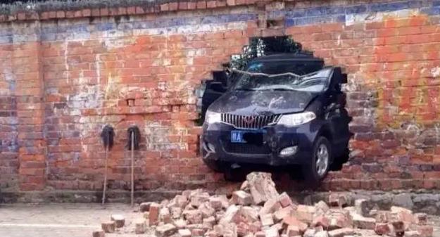 五菱宏光撞烂只剩轮毂还能跑,五菱宏光被撞坏了