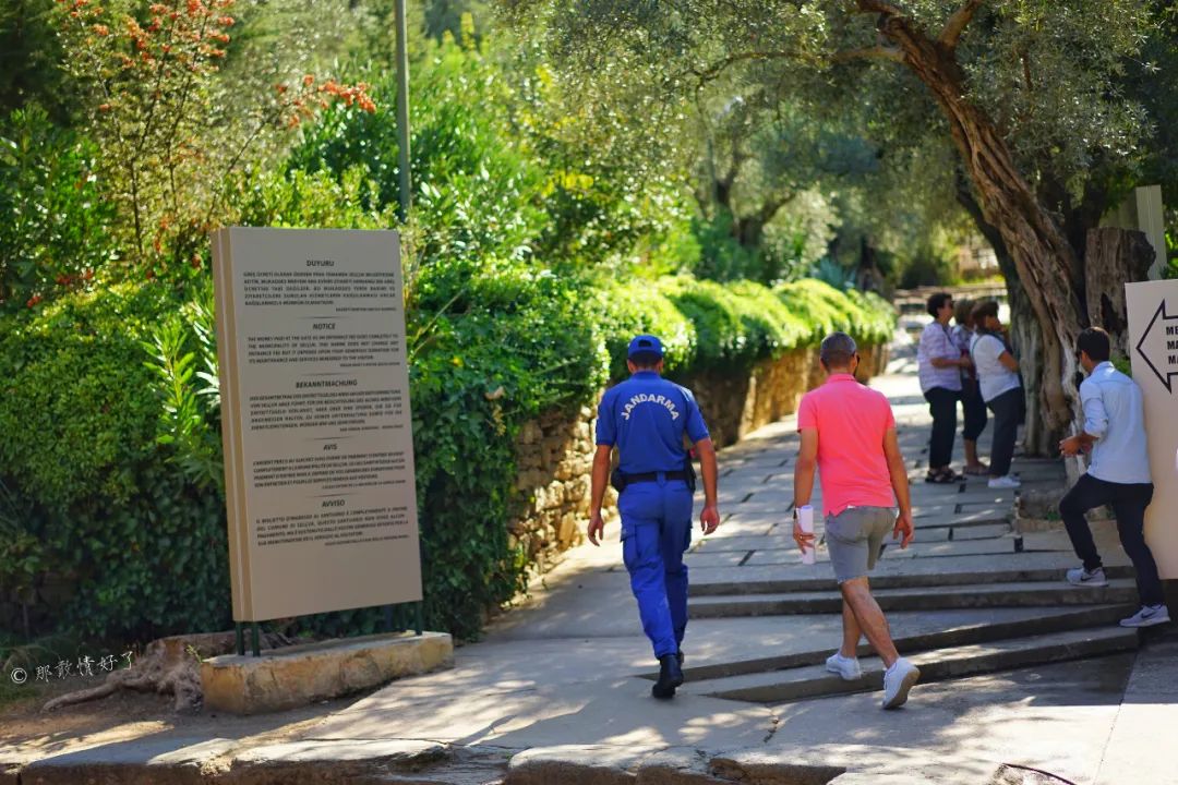 据说塞尔丘克的山坡上的许愿墙很灵验,好多土耳其人来此许愿