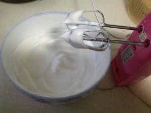 做蛋糕剩下的奶油怎样处理吃啊,做蛋糕用不完的奶油怎么办