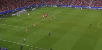 18岁门将欧冠重大失误,2017-2018欧冠门将10大的精彩扑救