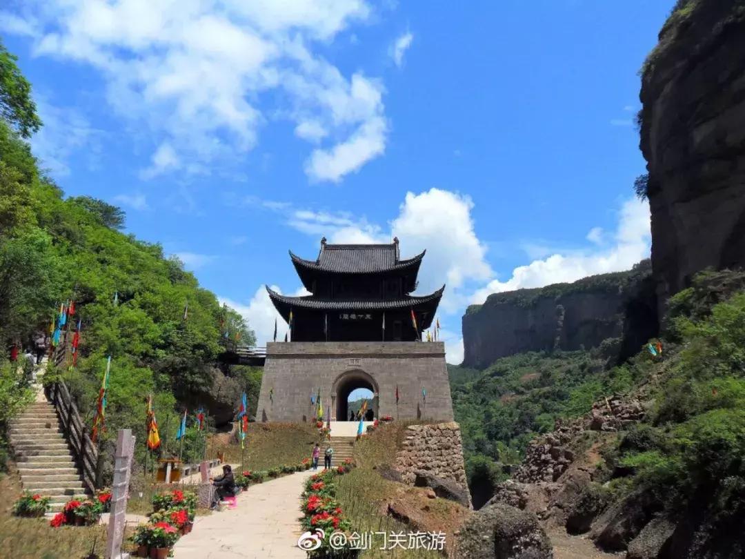 成都周边的玻璃栈道有哪些,成都玻璃栈道景区