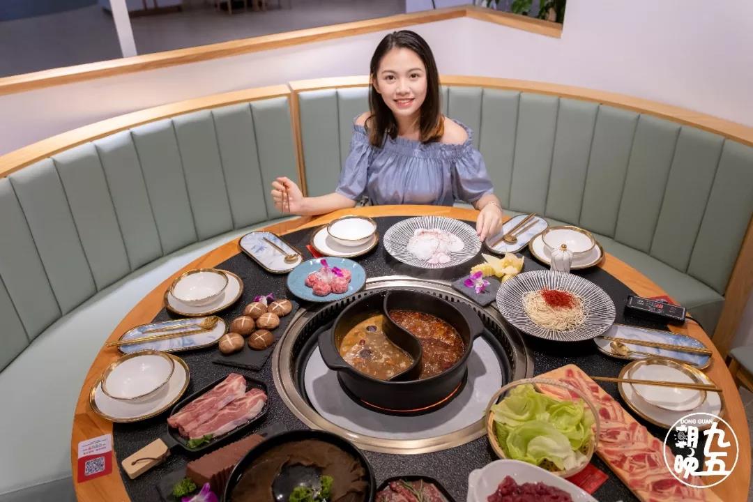 东莞首家火锅+烤肉一体涮就在万江家汇城，几百人排队等着吃