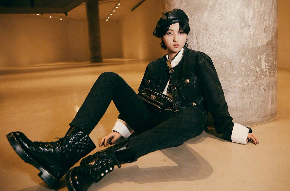 夏日甜酷风万能公式!Lisa张子枫现身示范,普通人也能完美驾驭