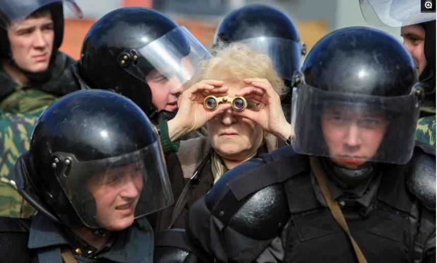 “兄弟睡觉压得胳膊都变色了，要不要叫醒他？”醒来一定很酸爽