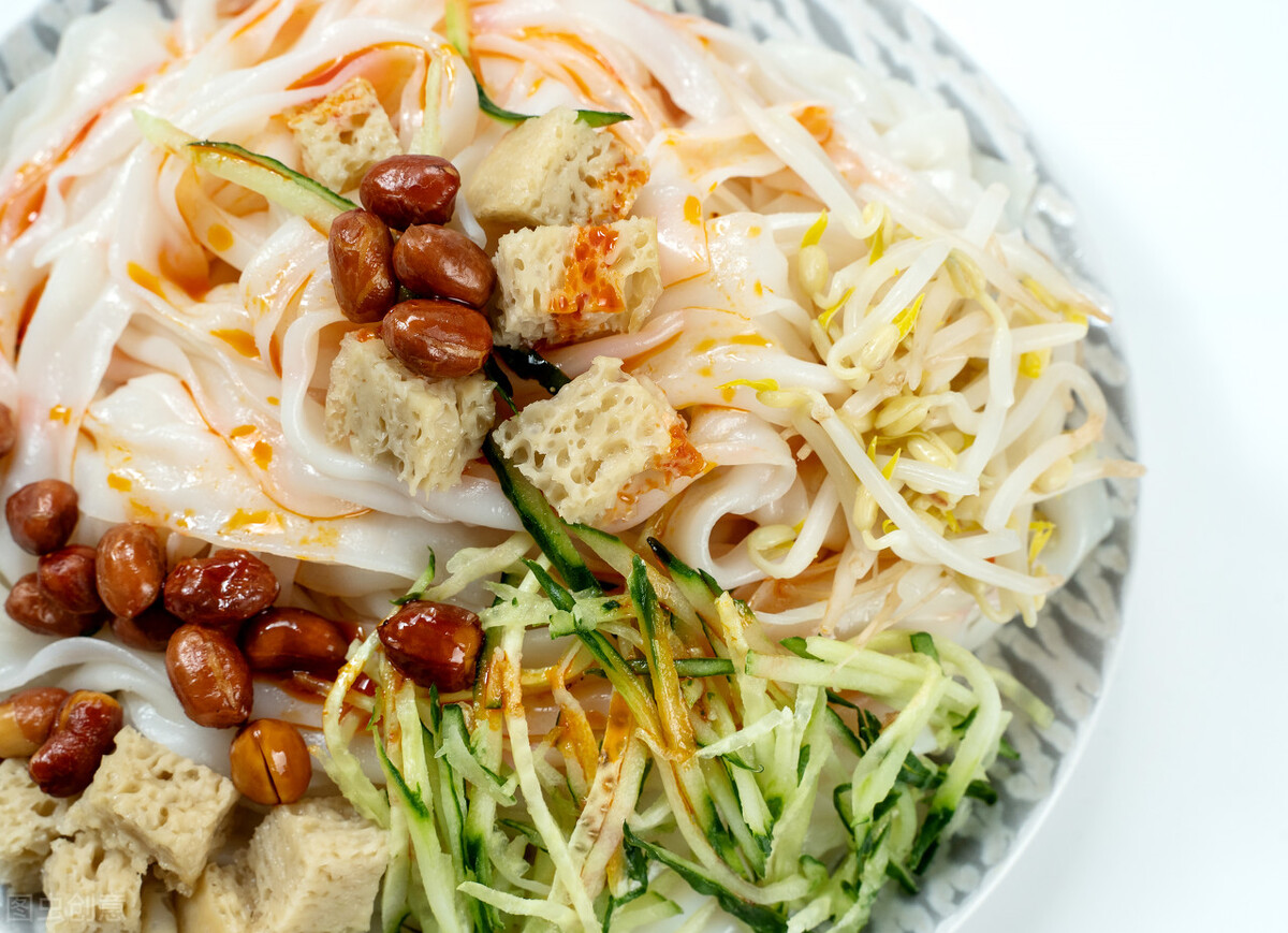 农村大叔摆摊生意火爆,开个凉粉店一年赚多少钱