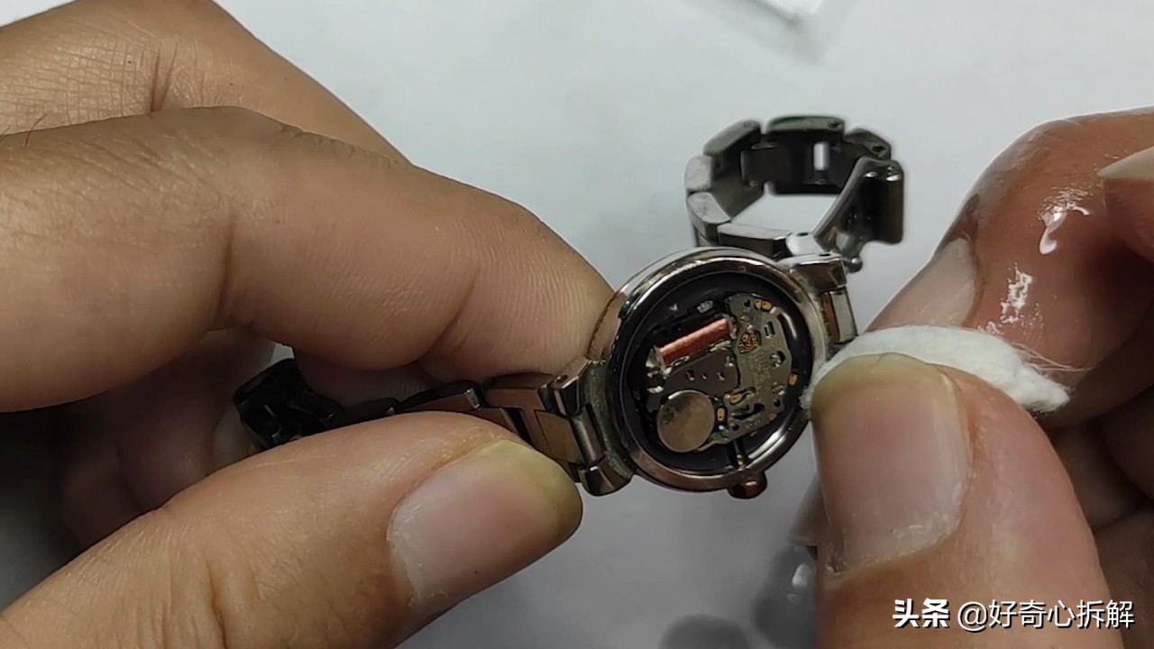 西铁城光动能电池如何正确充电,西铁城光动能手表换电池教程