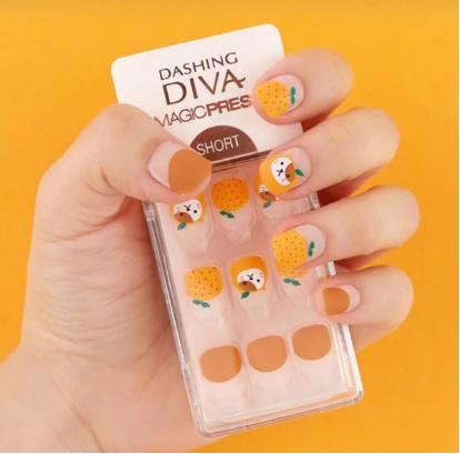 小指甲盖怎么做美甲好看又简单,美甲短甲贴小白花简单又显白