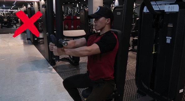 蝴蝶机夹胸常见错误,卧式蝴蝶机夹胸的正确做法