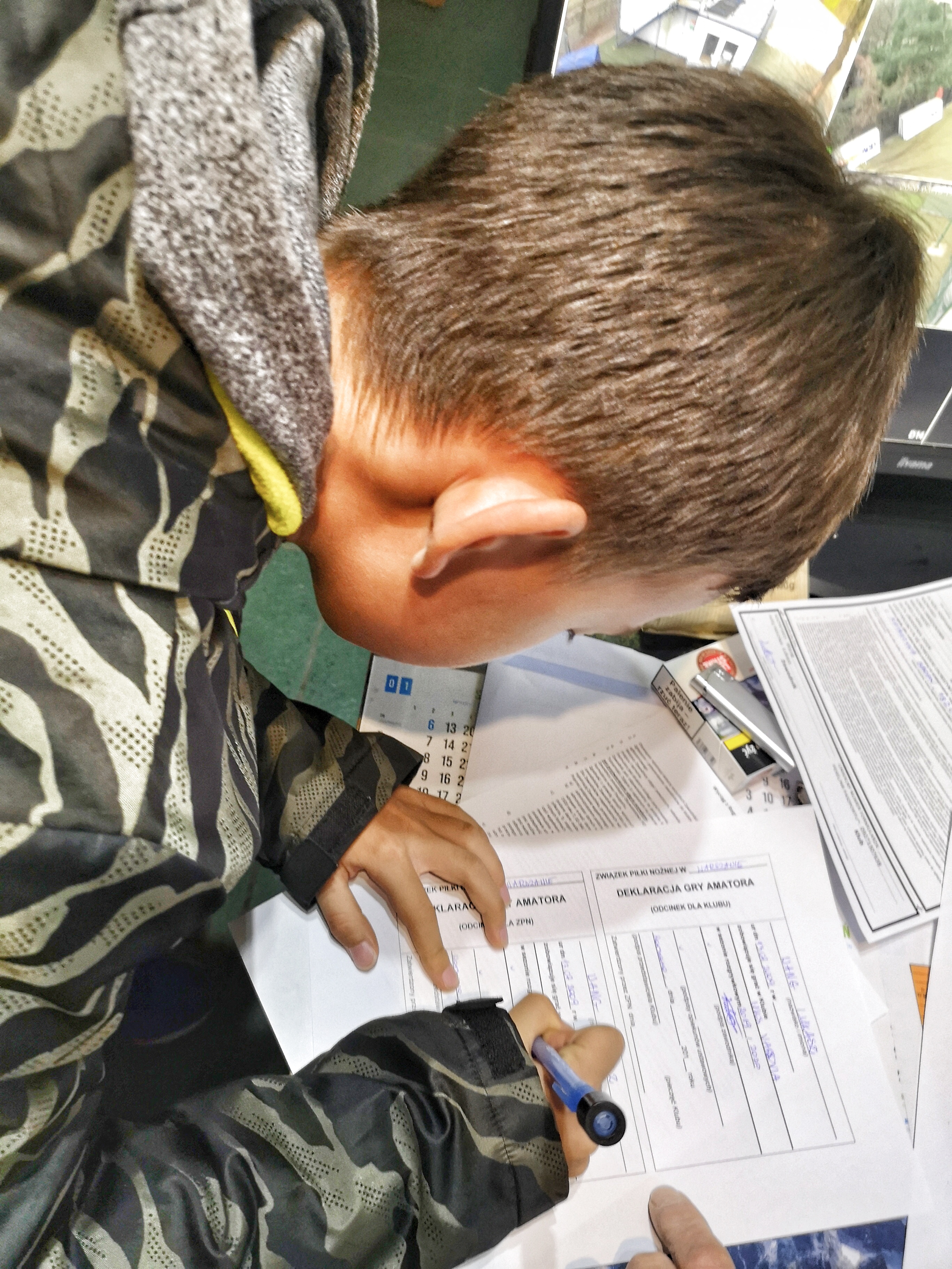 带娃出国踢球上学,带娃留洋踢球