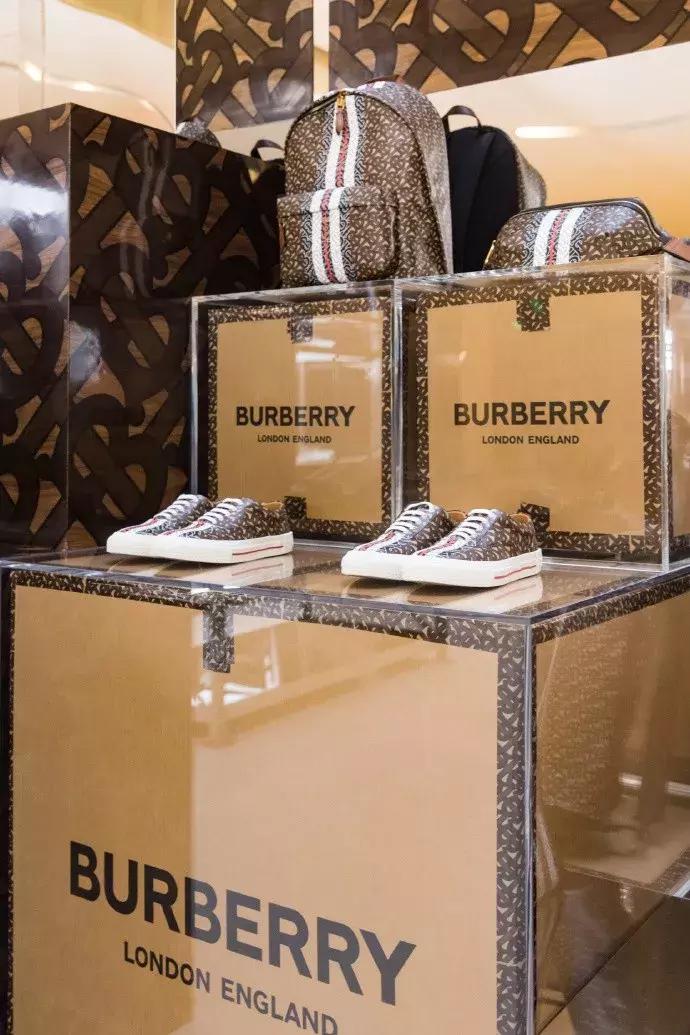 杨幂代言fanbeauty,杨幂同款迪奥冲锋衣