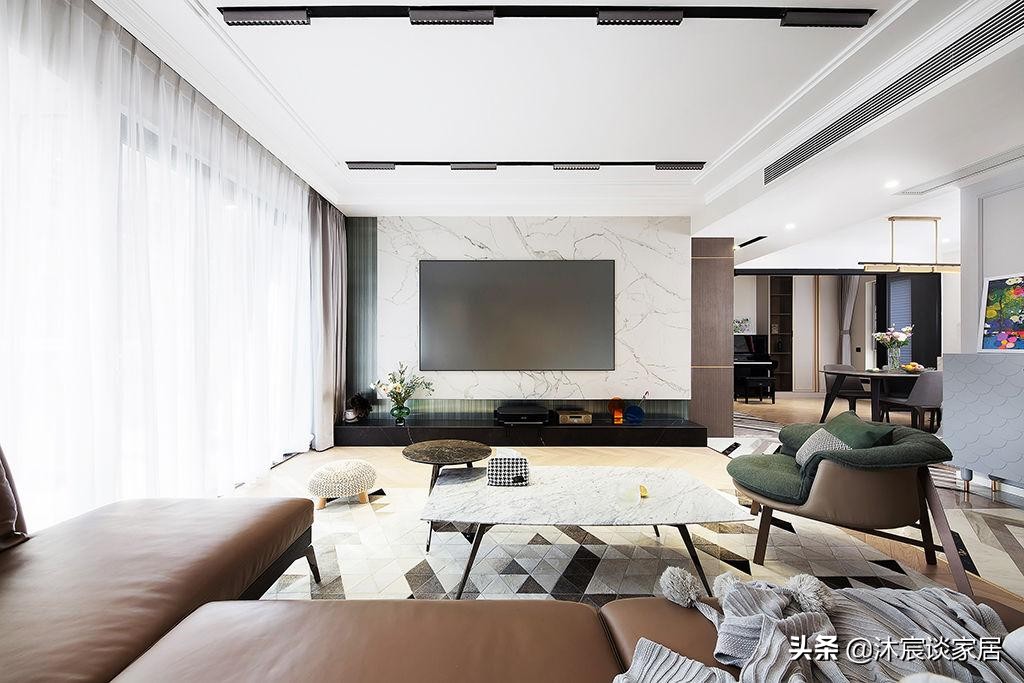 她将全屋吊顶拉平，衣柜采用“二八定律”，非常时尚大气，晒一晒