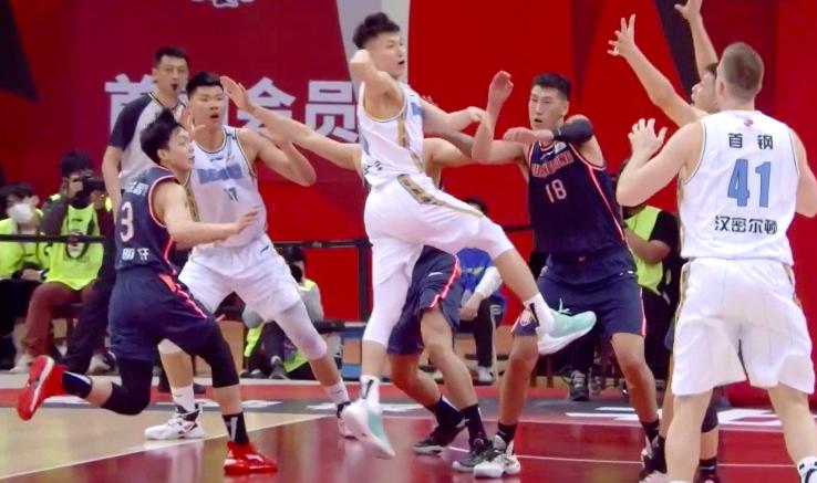 断子绝孙式犯规？刘晓宇连踢带顶，广东杜锋爱将捂着*处私**痛苦退场