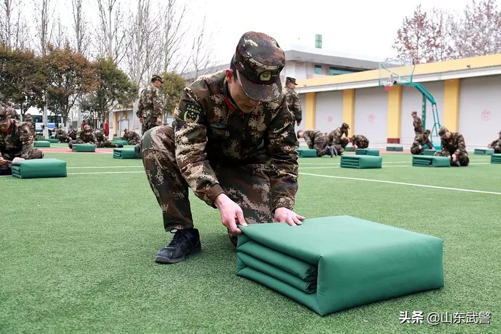 四折军被叠法小技巧,四折军被的叠法图