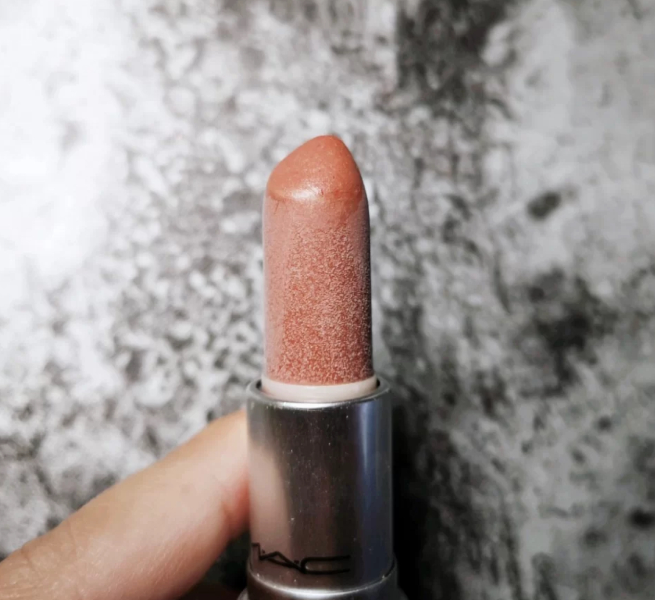 口红出现油臭味,口红为啥用着用着就变色了