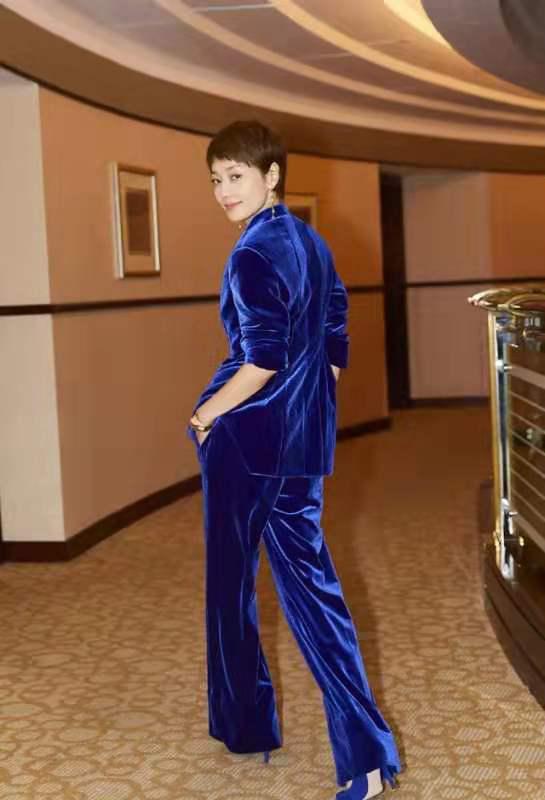 马伊琍一身黑钻鱼尾,马伊琍一字带高跟