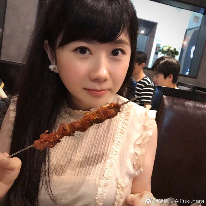 真香啊!福原爱不顾形象大口啃大棒骨,网友纷纷留言“馋坏了”