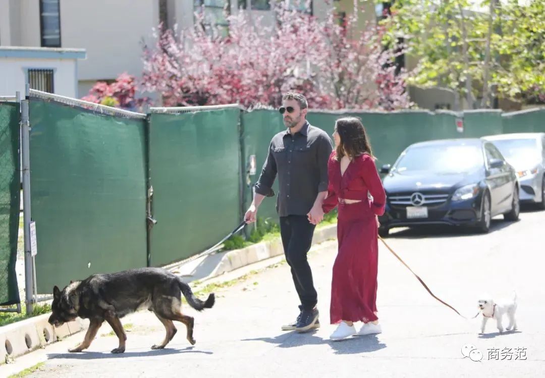 今年最火的10双小白鞋谁穿谁好看,今年最时尚的小白鞋夏天