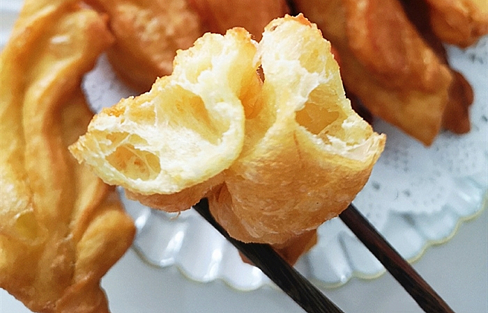 家中最简单炸油条方法不用酵母,炸油条怎么做酥脆松软不用酵母粉