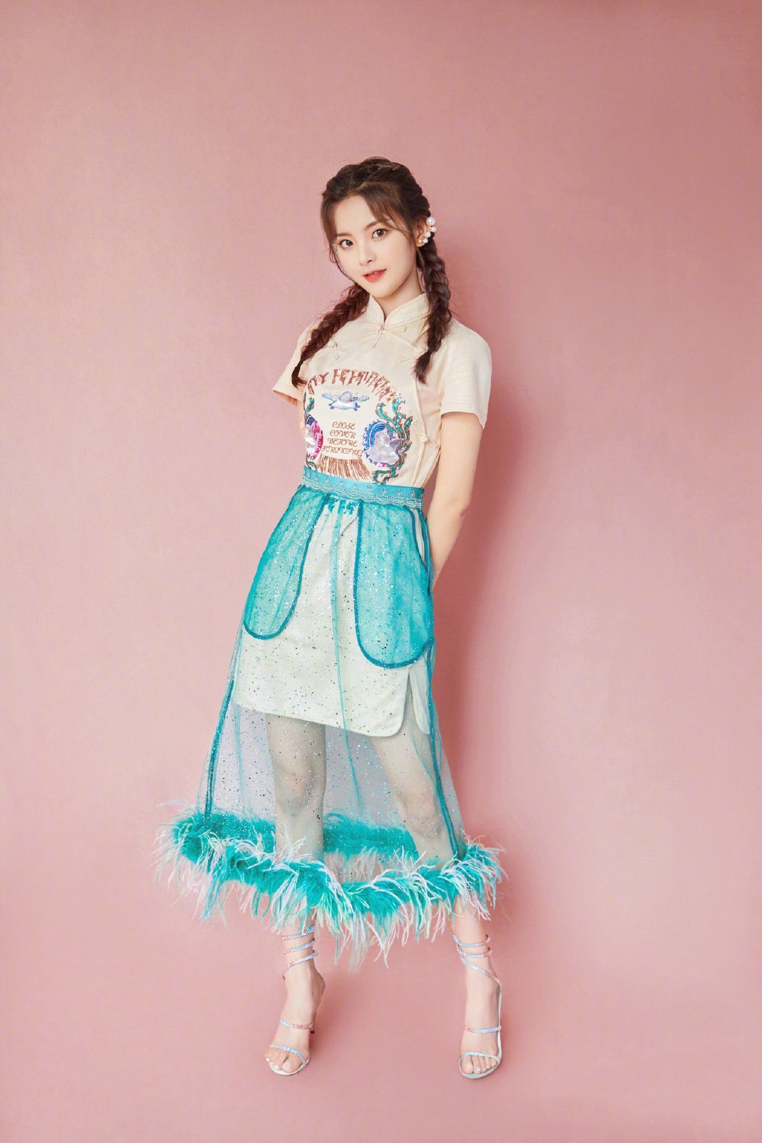 绿色连衣裙搭配什么颜色好看,绿色连衣裙搭配什么颜色上衣