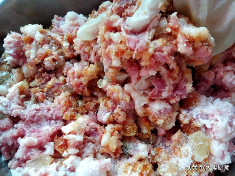 腌腊肠15斤肉大概要放多少克盐,四川腊肠正宗做法十斤肉放多少盐