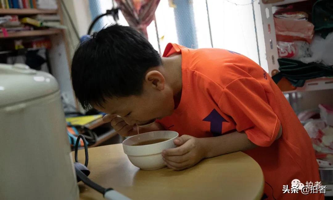 香港劏房妈妈生3个女儿,香港住劏房的妈妈