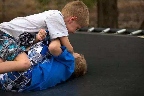 担心孩子被霸凌怎么跟老师沟通,孩子遇到霸凌的四条保命规则