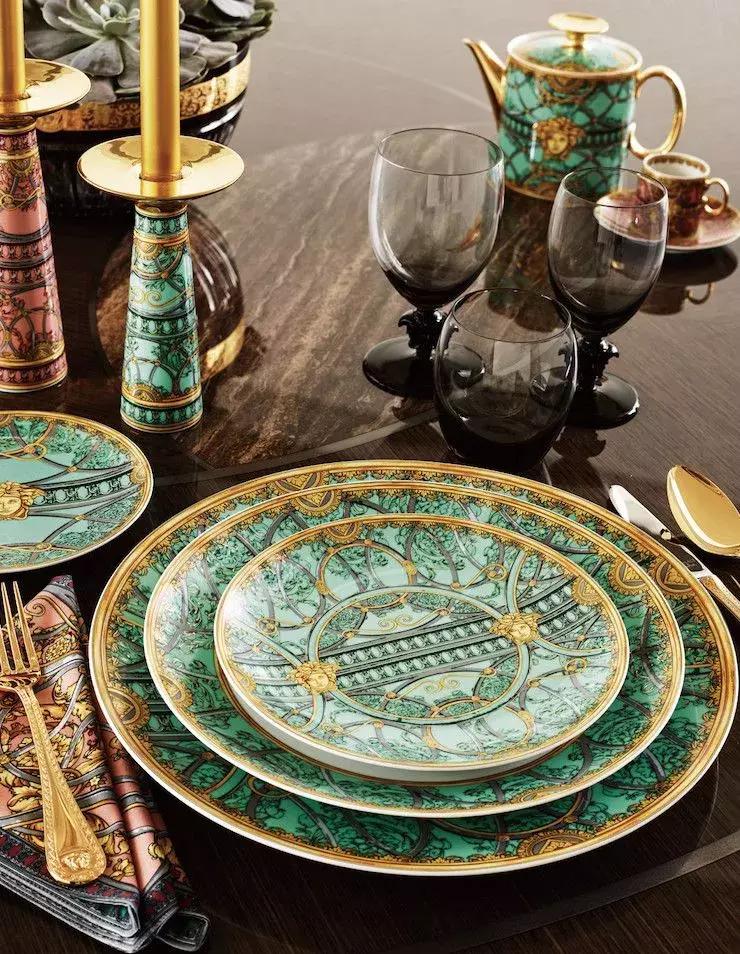 如今不流行照着样板房装了，电视剧才是潮流，配色高级美又正宗