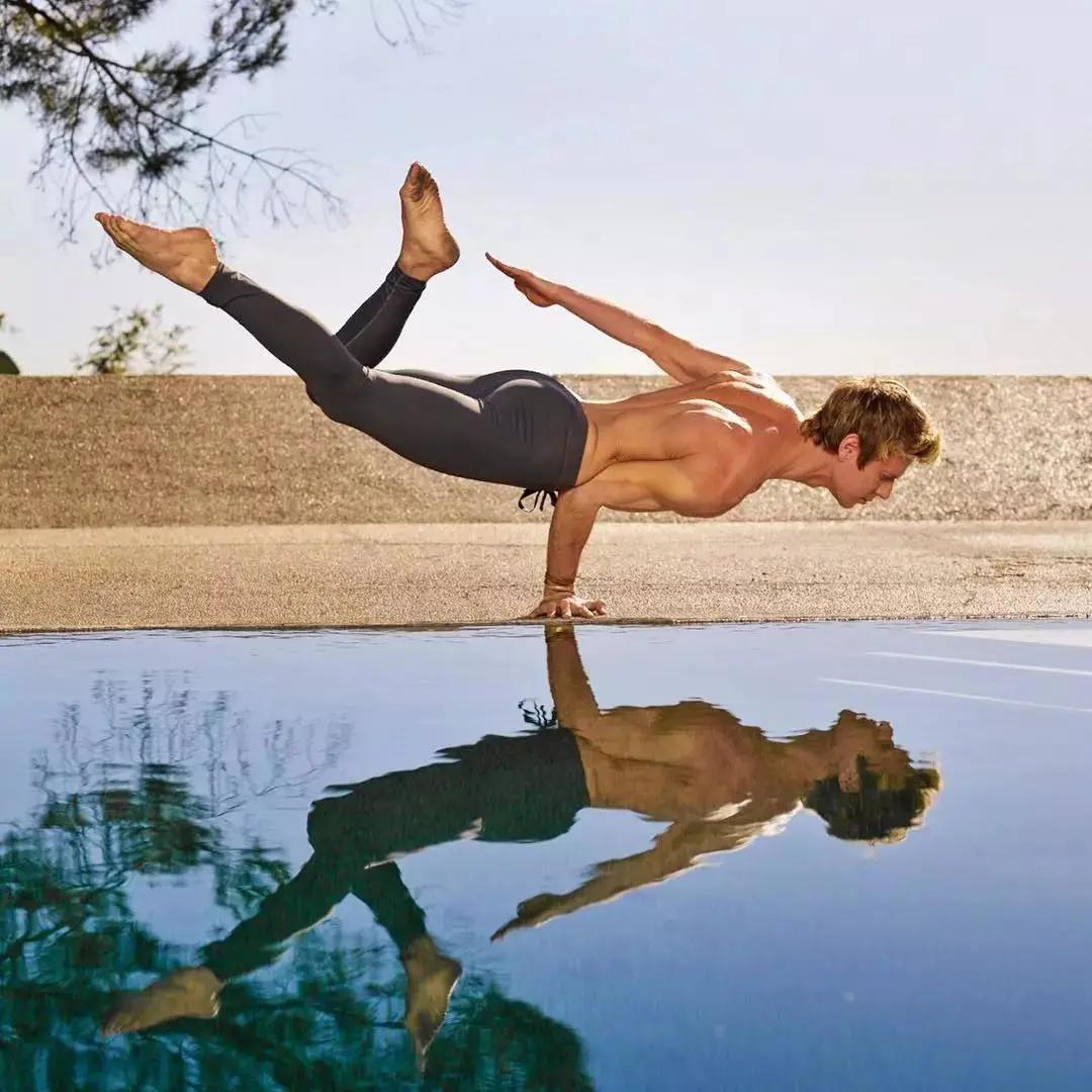 看完这些人,你再也不会觉得男人练瑜伽“娘”了