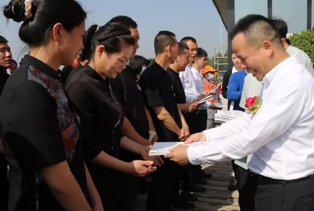 甬妈妈入驻南湖爱心捐赠仪式暨《甬帮融合热菜》新书发布成功举办