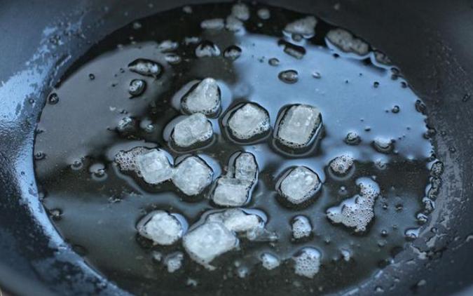 猪蹄炒糖色总容易糊？小火慢炒色泽才红润！入味又有嚼劲