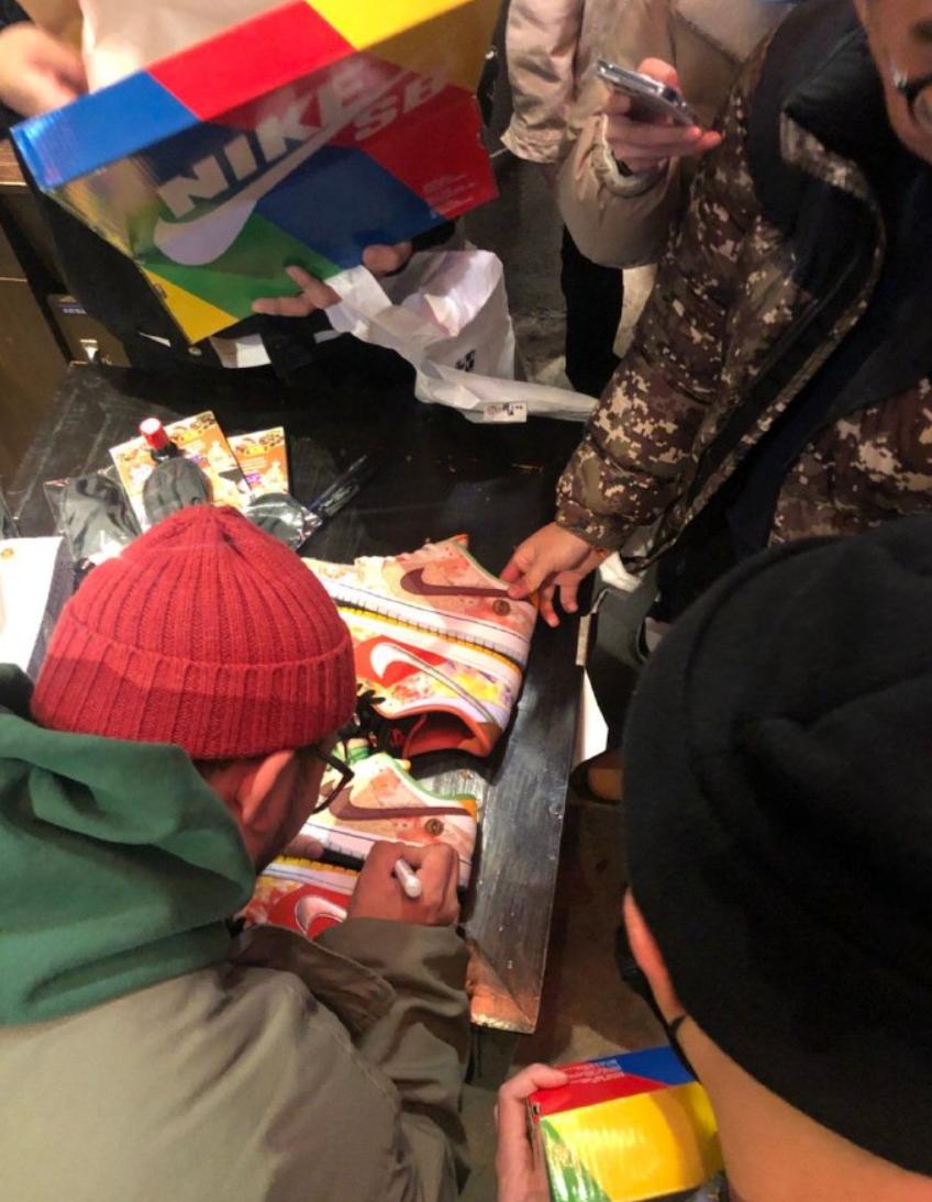 小姐姐凡尔赛倒卖？中签耐克SB+杰凸凸签名，闲鱼拉仇恨？