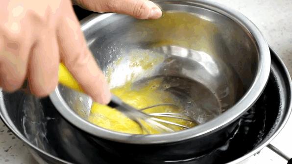 怎样做蛋糕又松又软不塌,做蛋糕蓬松不塌的方法