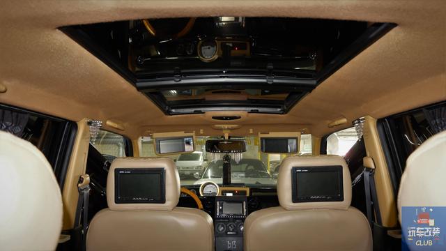 一辆不起眼的ScionxB拥有“剪刀门”“VIP风格内饰”