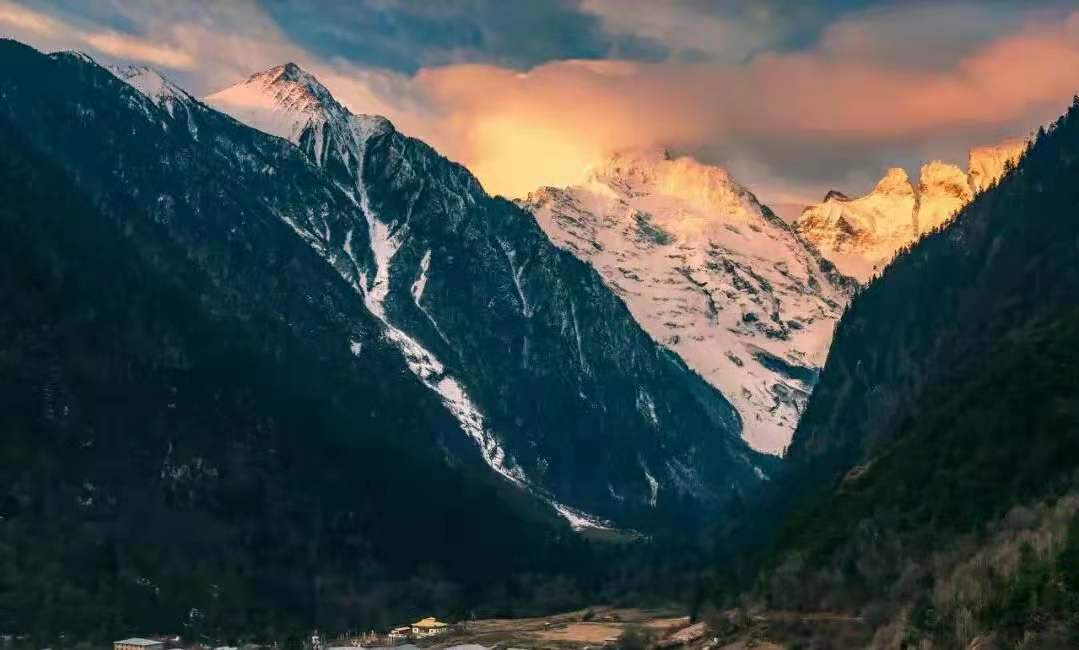 中国最美雪山之一：因盛产名贵药材而闻名，日照金顶堪称人间绝景