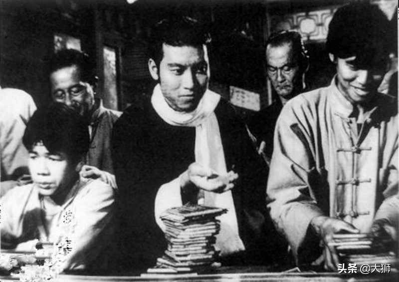 旧天津卫的赌徒有狠招，敢押身上一样物品，便可月月有钱拿