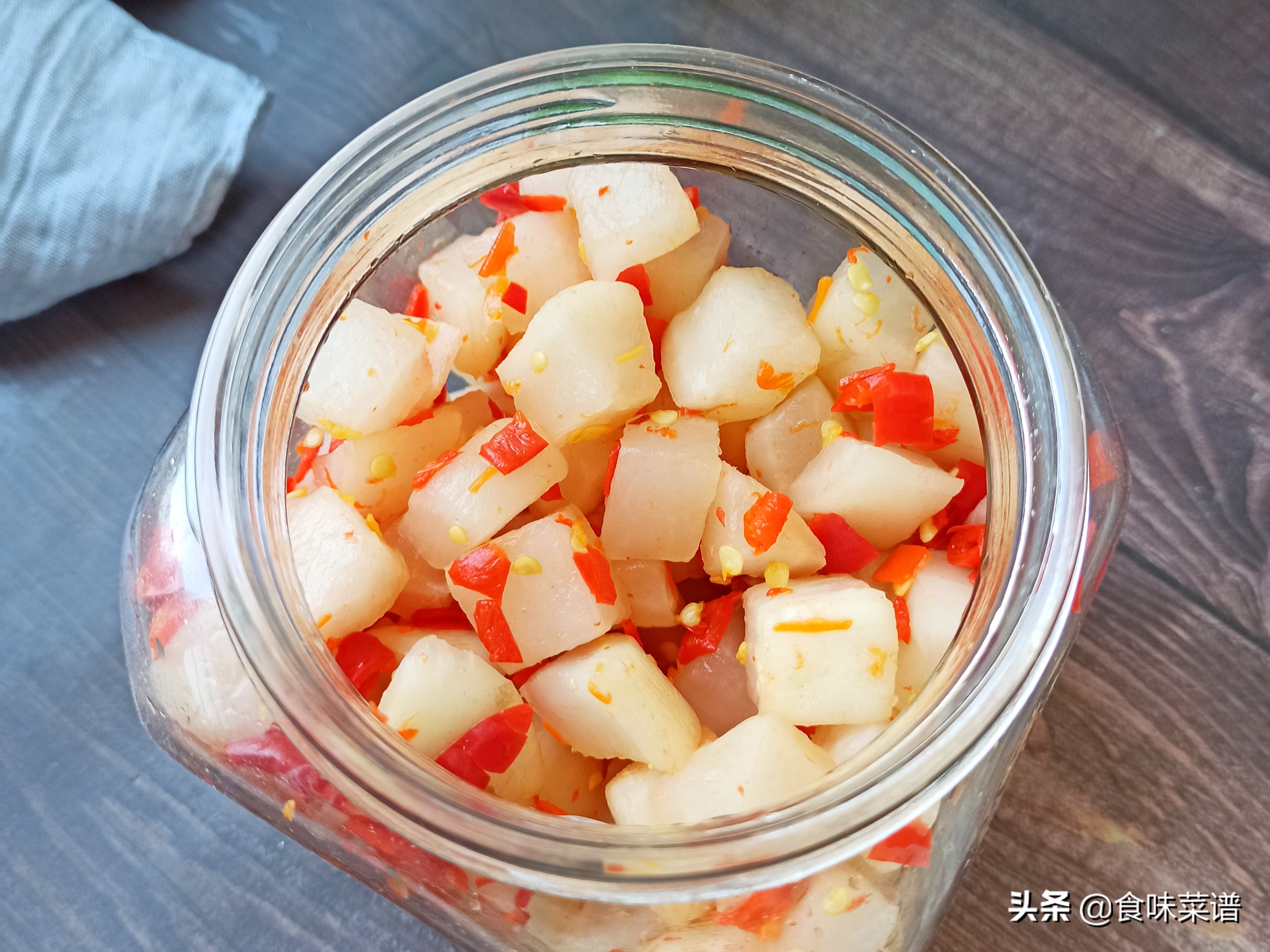 奶奶教你做腌萝卜,农村奶奶自制腌萝卜