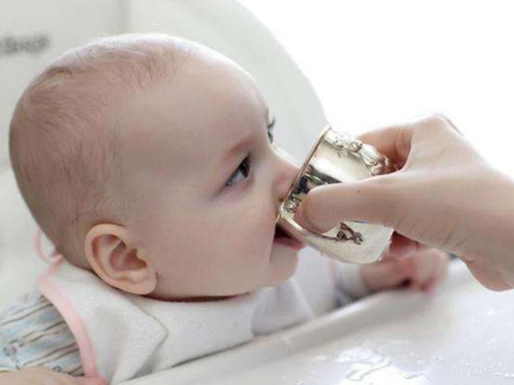 教喂宝宝喝水的正确方式动画,宝宝正确的喝水喂奶方式